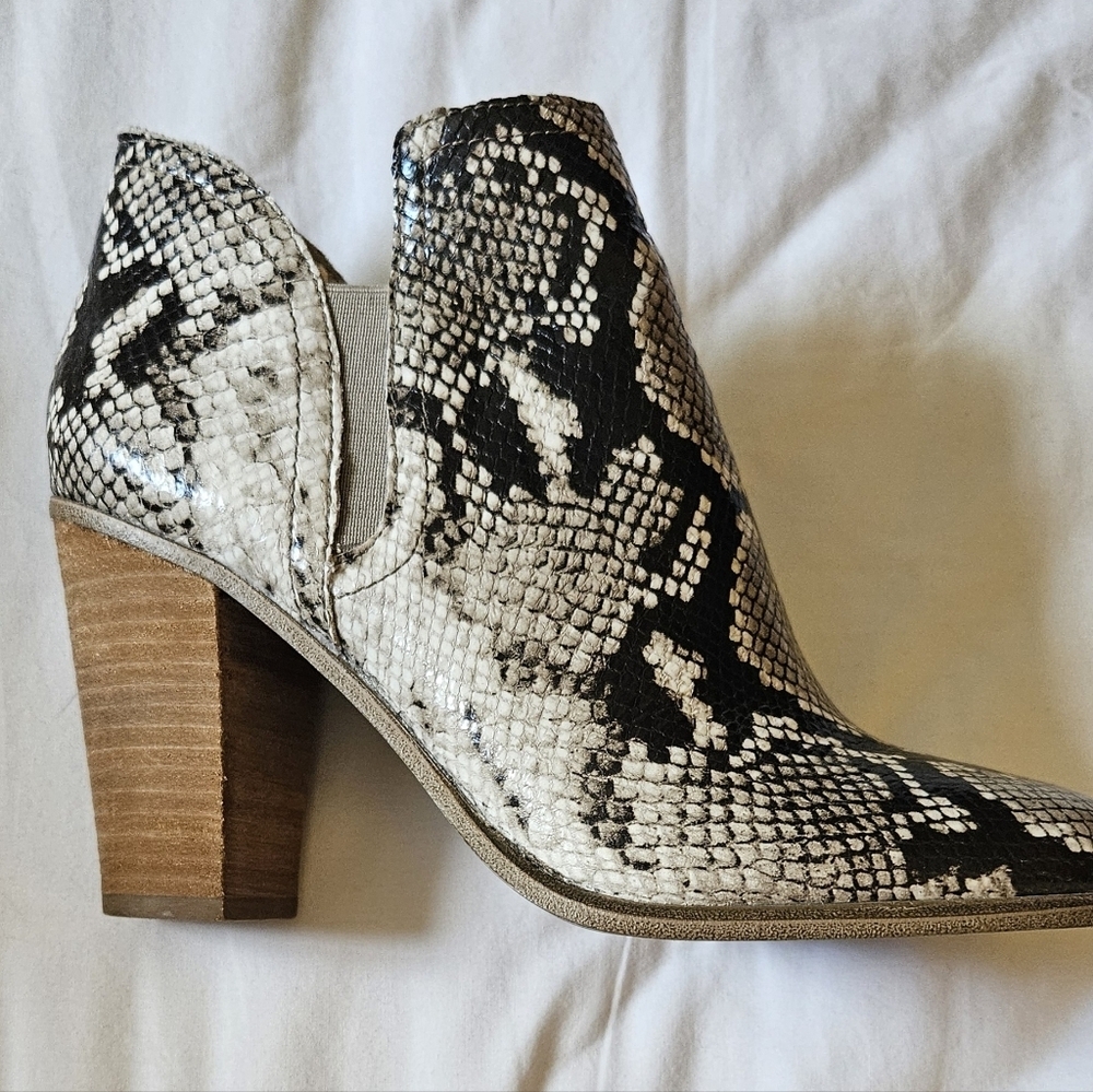 Vince Camuto Famhida Ankle Boots Bootie Womens Sz 8.5M/39 Faux Snakeskin Leather - Picture 5 of 6